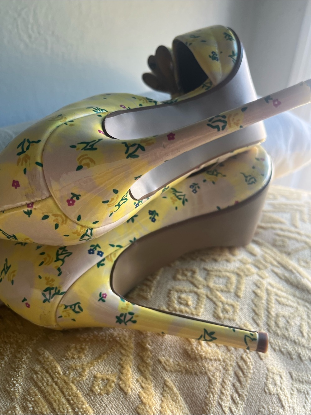 Betsey Johnson Layered Bow Vinyl Yellow Floral Stiletto 8.5M - Picture 6 of 10